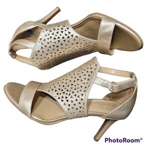 Naturalizer Platino Shimmer Gold Bethan Ankle Strap Open Toe Heels Size 7.5‎
